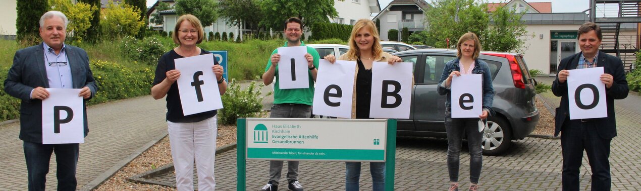 Freuen sich über die Aufnahme der Kirchhainer Einrichtung in das Projekt „PfleBeo“: (v. li.) Der Kreisbeigeordnete Klaus Weber, Einrichtungsleiterin Christel Herz, Björn Borgmann (pflegerische Gesamtleitung), Projektleiterin Lea Schwarz, Dr. Constanze Schul (stellvertretende Leiterin des Gesundheitsamtes) und Rolf Reul von der Geschäftsstelle Gesundheit fördern – Versorgung stärken“.  (Foto: Landkreis Marburg-Biedenkopf)
