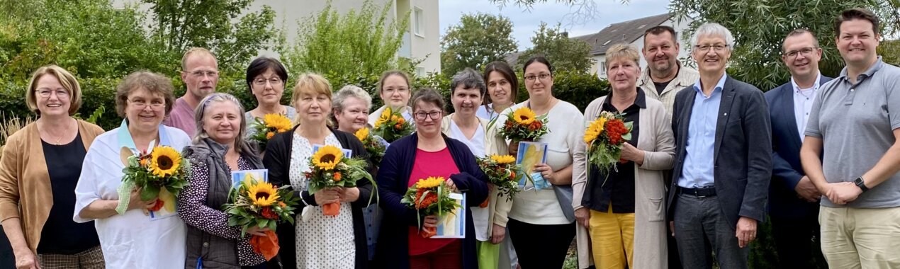 Christel Herz (links, Einrichtungsleitung Haus Elisabeth), Pfarrer Dr. Jochen Gerlach (3.v.r., Theologischer Vorstand Evangelische Altenhilfe Gesundbrunnen), Roland Teuber (2.v.r., Einrichtungsleiter Elisabethenhof) und Björn Borgmann (Pflegerische Gesamtleitung Haus Elisabeth) dankten den Mitarbeitenden der Küchenteams aus Kirchhain und Marburg für ihr Engagement